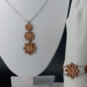 Parure collana e bracciale 3 fiori brillantinato rosso | Anime Artigianali
