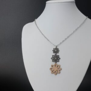 Collana double face 3 Fiori pietra pendente (fronte) | Anime Artigianali